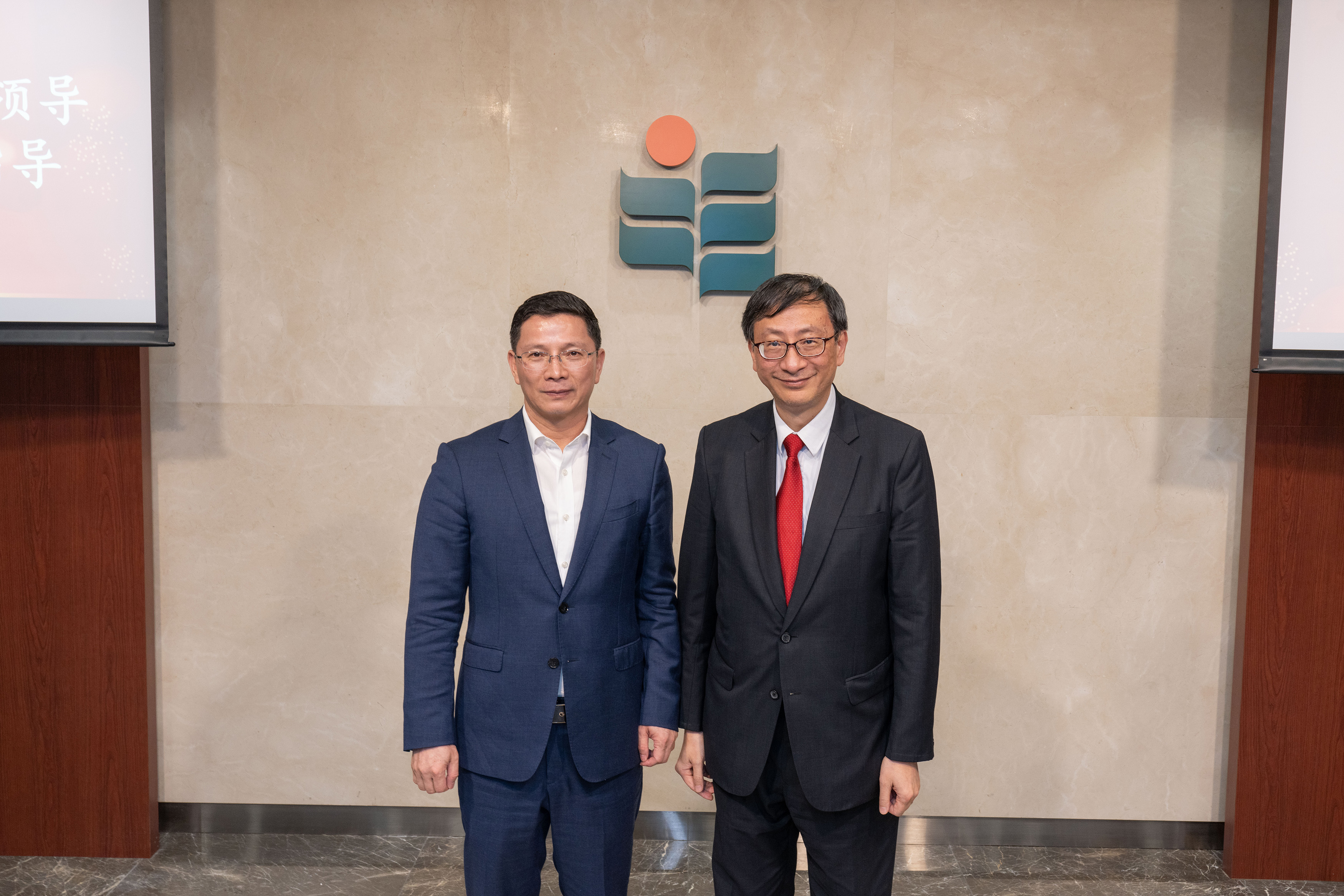 Mr Wen Jinrong, Deputy Secretary of CPC Huizhou Municipal Committee and Mayor, and Professor John Lee Chi-Kin, EdUHK President