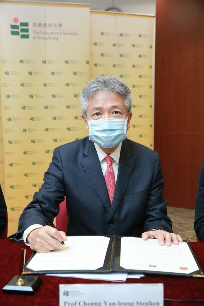 EdUHK President Professor Stephen Cheung signs the partnership agreement. 