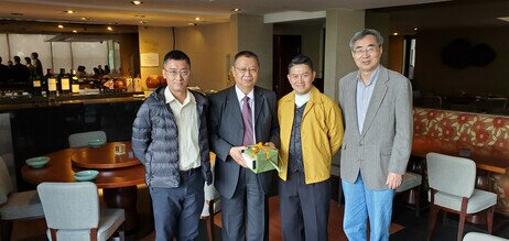 Professor John Erni, Dean of the Faculty of Humanities at EdUHK (Second from right), presenting a souvenir to Professor Niu Dayong (Second from left)
