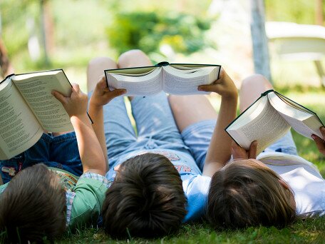 How Social-emotional Skills Affect Children’s Reading Comprehension: A Cross-Lagged Longitudinal Study 