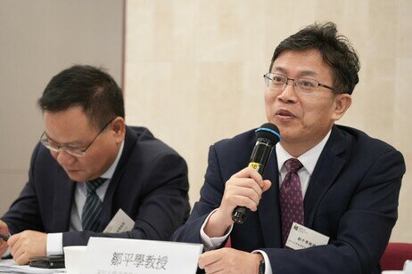 深圳大學港澳基本法研究中心主任鄒平學教授主持下午的討論環節