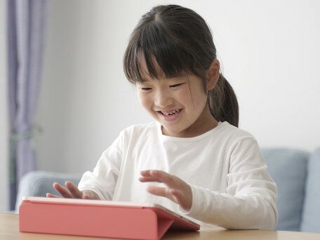 Learning in the digital age: Online storybook intervention in reading development