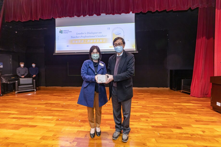 Professor John Lee Chi-kin, the Vice President (Academic) and Provost presents souvenirs to Ms Lee