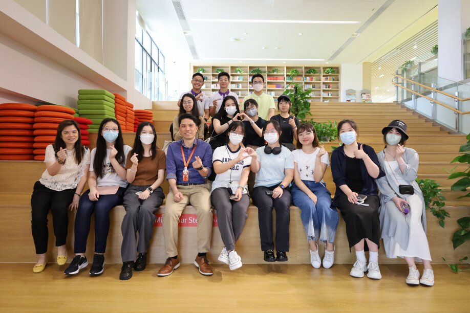 学生参观深圳香港培侨书院龙华信义学校图书馆