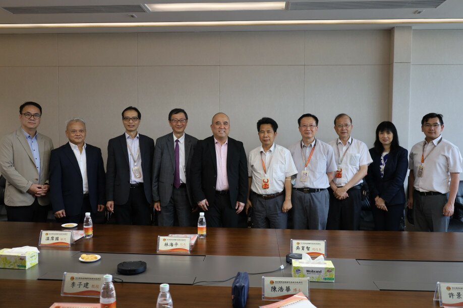 Dr Terence Chan Ho-wah (fifth from left), Deputy Council Chairman, Professor Lee (fourth from left), and the management team of EdUHK with the senior staff of Shenzhen Hong Kong Pui Kiu College Longhua Xinyi School