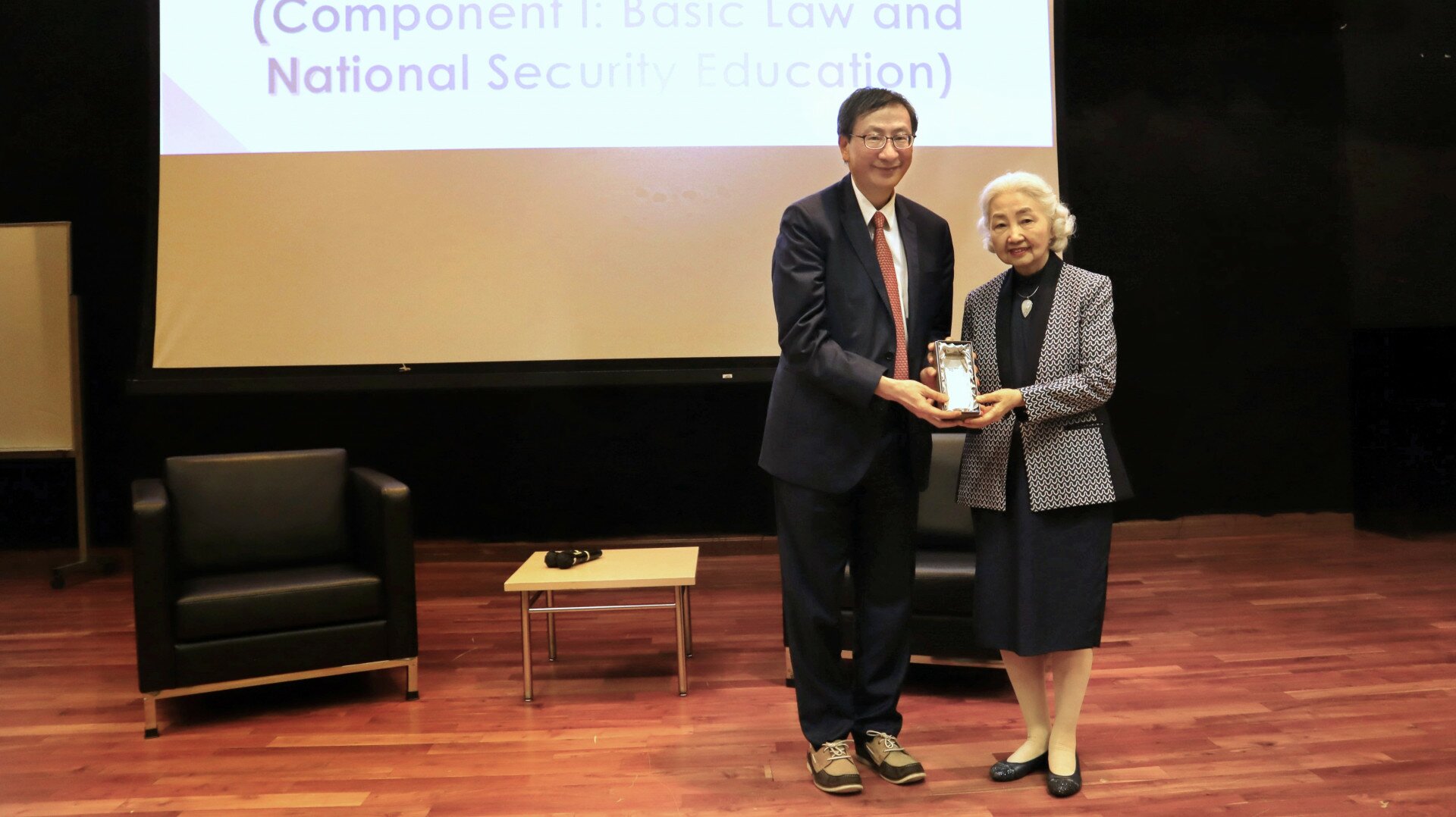 President Professor John Lee Chi-Kin (left), presents a souvenir to Dr Elsie Leung Oi-sie (right)