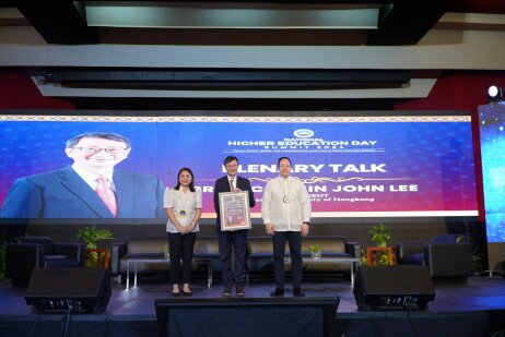 菲律賓高等教育委員會向李子建教授（中）頒授感謝狀
