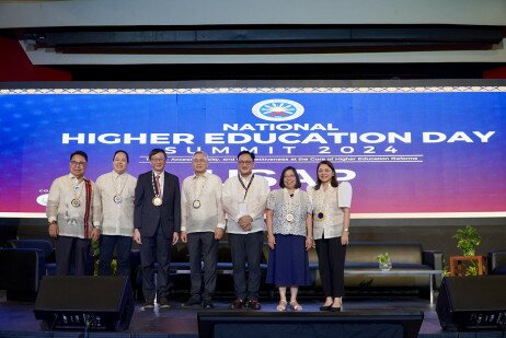 李子建教授（左三）與菲律賓高等教育委員會及其他政府官員合照