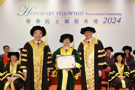 左起：校董會主席黃友嘉博士、榮譽院士顏寶鈴女士、教大校長李子建教授