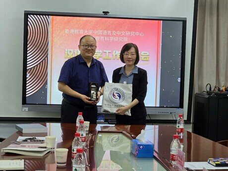 Dr Liang Yuan presents a souvenir to Longhua Institute of Education Sciences