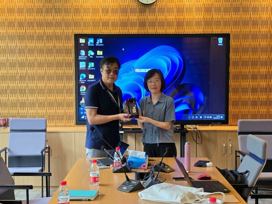 Dr Liang Yuan presents a souvenir to Li Lan, Chair Professor of the Centre of Humanities at the Southern University of Science and Technology
