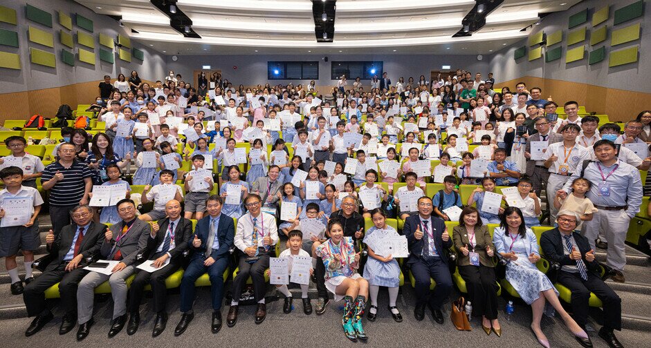 逾300位学生及家长出席由香港教育大学举办的ESDGC14小学科学课程发布会，该课程总监为香港教育大学课程与教学学系吴卓颖博士（中）