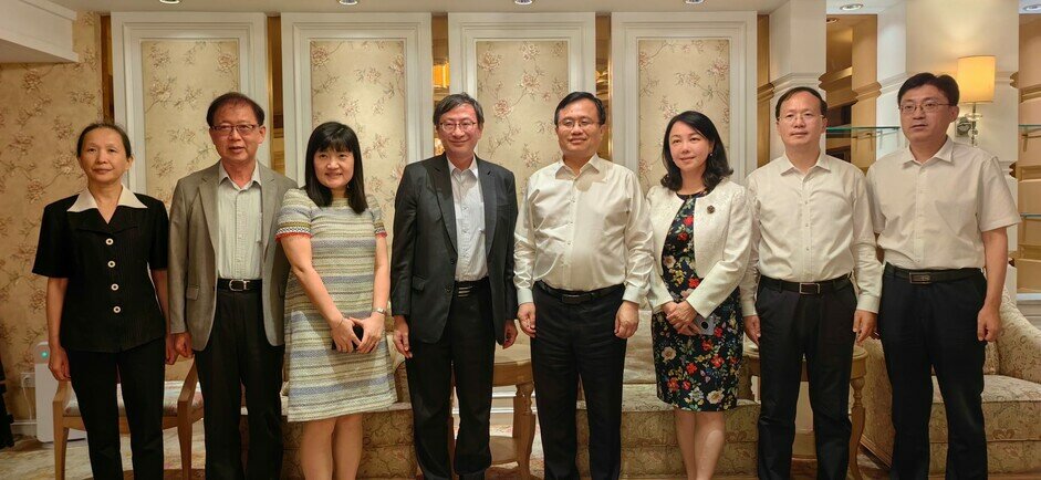 Mr Song Junji, Vice Governor of Shandong Provincial People’s Government (fourth from the right) met with EdUHK President Professor John Lee Chi-Kin (fourth from the left), and EdUHK delegation