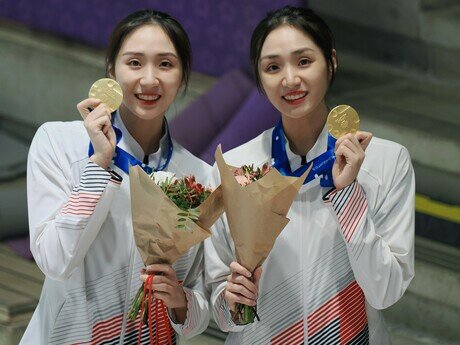 代表国家队出赛的女子花样游泳队运动员王芊懿（右）及王柳懿（左）双胞胎姐妹