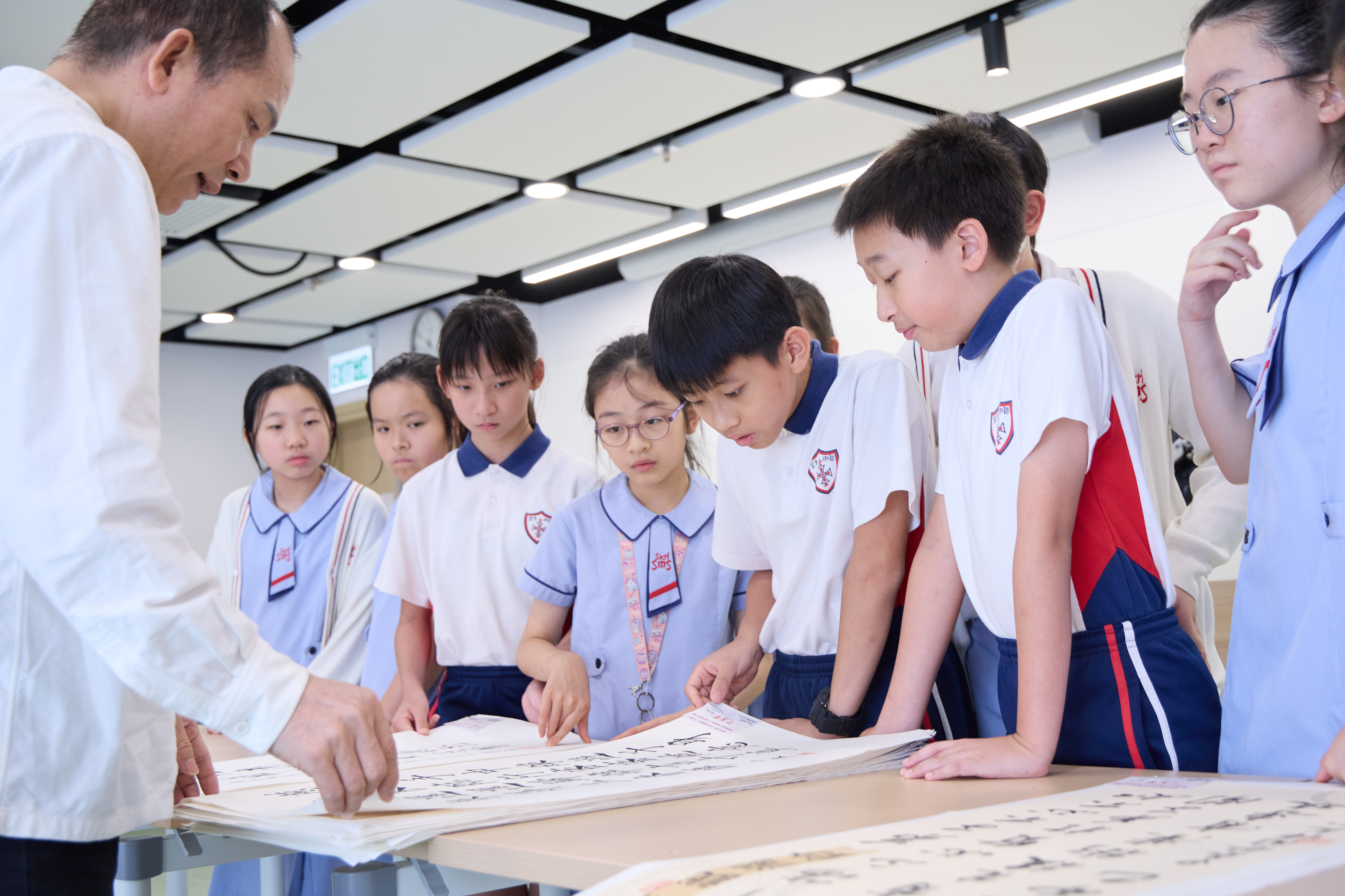 学生在现场欣赏得奖的书法作品