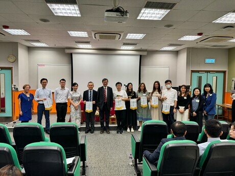 The representatives of the "Best School Performance Award" and "Most Active Participation School Award" photo with EdUHK President Prof Lee (sixth from the left), and Miss Chan and Ms Chun, Assistant Curators from the LCSD (2nd and 3rd from the right)