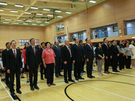 外交部駐港特派員公署國際部主任王劍參贊（左五）出席教大國慶升旗儀式