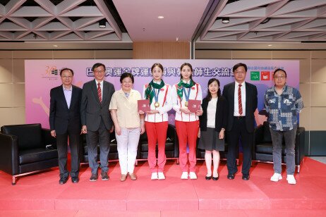 EdUHK Council Treasurer Ms Ling, Council Member Dr  Ho, President Prof Lee, Vice President (Academic) Prof Cheng, Vice-President (Administration) Dr Fong and Registrar Prof Tsang present Liuyi and Qianyi with EdUHK 30th Anniversary souvenirs