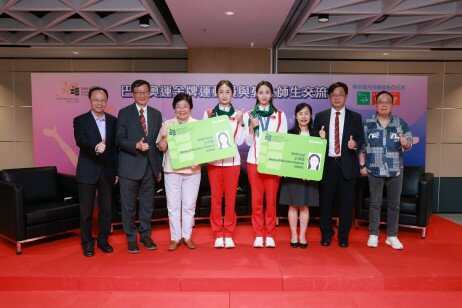 Liuyi and Qianyi  are awarded student identification cards 