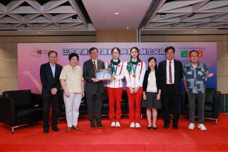 Liuyi and Qianyi present souvenir to EdUHK