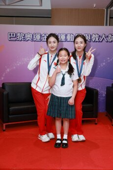 A student from EdUHK Jockey Club Primary School asks a question and takes photo with Liuyi and Qianyi