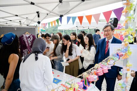 The President visited the Central Asia booth