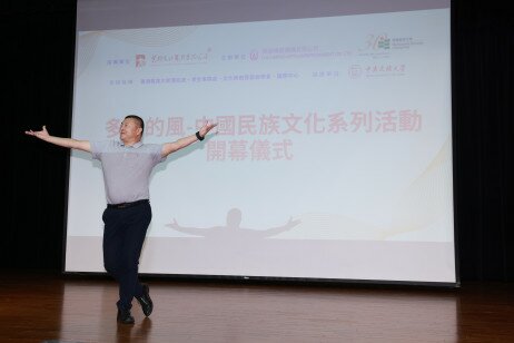 中央民族學院舞蹈學院姜鐵紅院長應邀即興表演蒙古族舞蹈《奔騰》