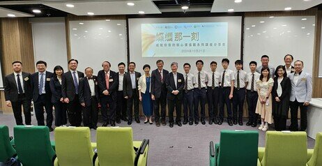 The guests took a group photo with the students and teachers of St. Paul's College