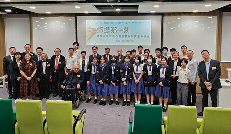 The guests took a group photo with the students and teachers of Buddhist Wong Fung Ling College