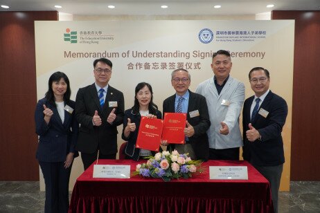 EdUHK Vice President (Academic) Professor May Cheng May-hung shows MoU with Dr Yip Chee Tim, Chief Principal of Princeton Skylake International School for Hong Kong students (Shenzhen)