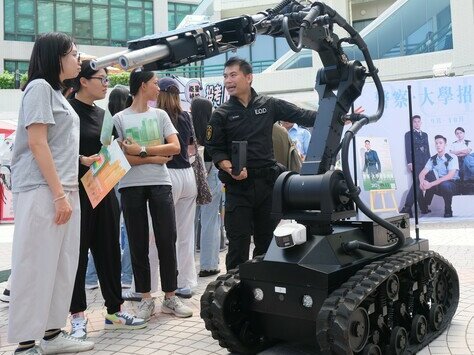 The Hong Kong Police Force demonstrates the bomb disposal robots and gear to EdUHK students