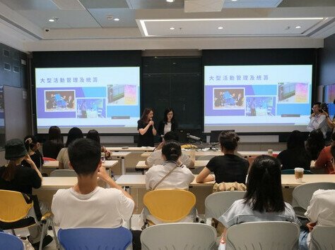 Government staff, who are EdUHK alumni, give a recruitment talk for EdUHK students to understand government careers