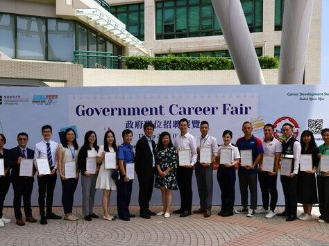 Professor Bill Yeung Chi-ho, Dean of Students, and Miss Rebecca Yue Lok-man, Associate Director of Student Affairs presenting certificates of appreciation to Government representatives in the opening ceremony