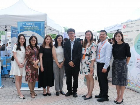 EdUHK staff and alumni and Civil Service Bureau staff taking group photo in the career booth 