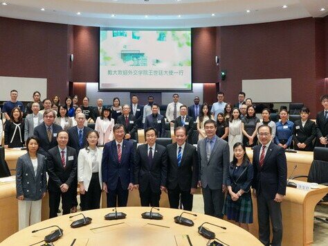 Ambassador Mr Wang Shiting and the delegation from China Foreign Affairs University take a photo with participants