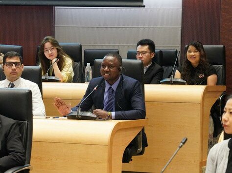 A student from Tanzania raises a question to Ambassador Wang