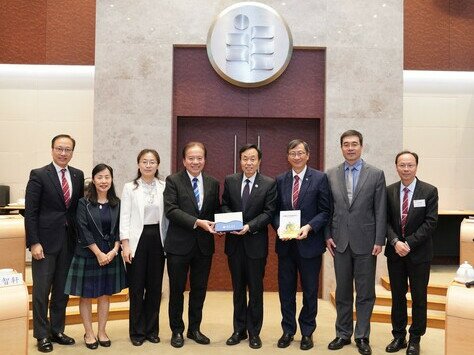 Ambassador Mr Wang Shiting and the delegation from China Foreign Affairs University presents souvenirs to EdUHK.  