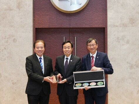 Dr David Wong Yau-kar, Council Chairman of EdUHK (left) and Professor John Lee Chi-Kin, EdUHK President (right) present souvenirs to Ambassador Mr Wang Shiting (centre)