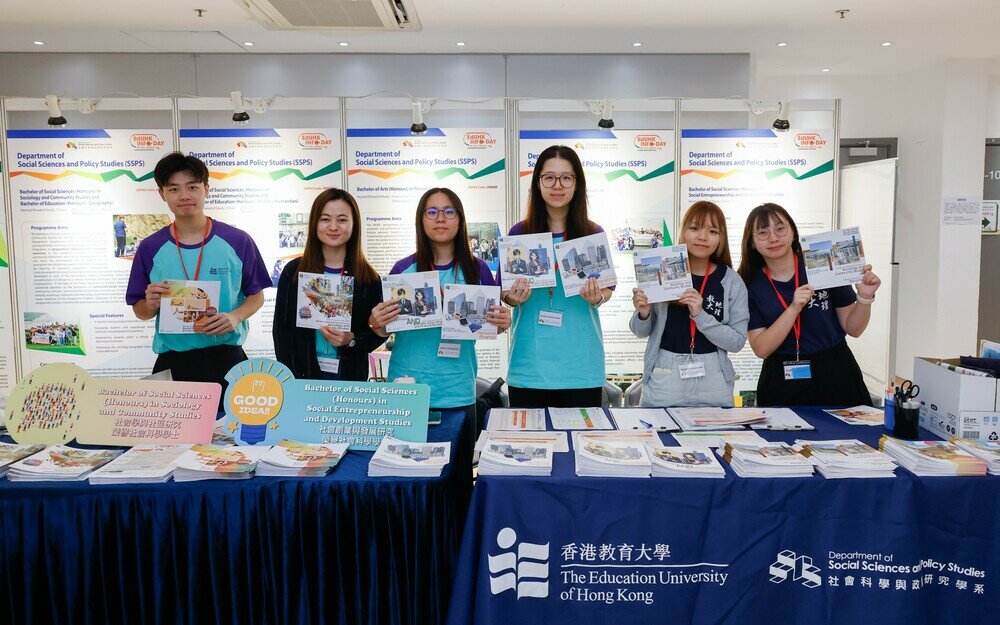 EdUHK students ambassador introducing programmes from the Department of Social Sciences and Policy Studies  