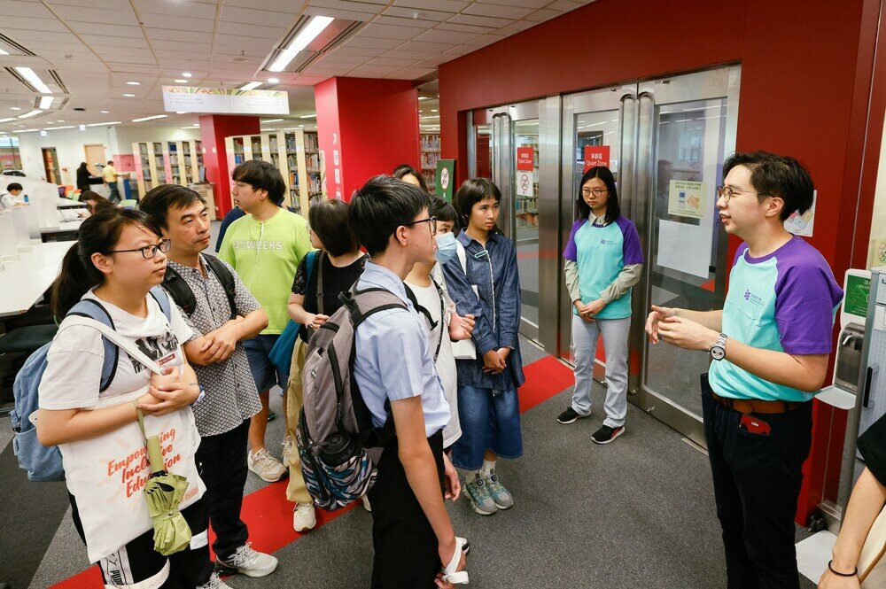 教大學生大使帶領參加者導賞校園