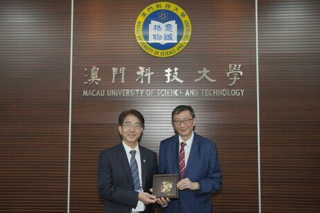 EdUHK President Professor John Lee Chi-Kin (right) presents a souvenir to Professor Joseph Lee Hun-wei (left), President of MUST