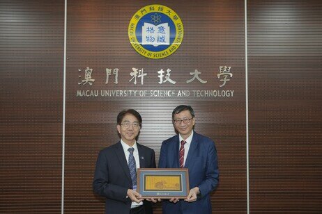 Professor Joseph Lee Hun-wei, President of MUST (left) presents a souvenir to EdUHK President Professor John Lee Chi-Kin (right)