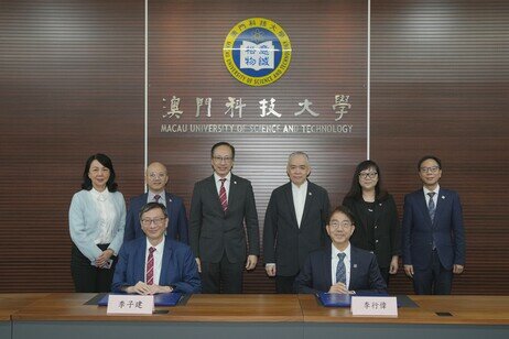 Professor John Lee Chi-Kin, EdUHK President and Professor Joseph Lee Hun-wei, President of MUST, represented both universities to sign the MoU and letter of intent to establish ‘Future Leadership Education Centres’ on each university's campus.