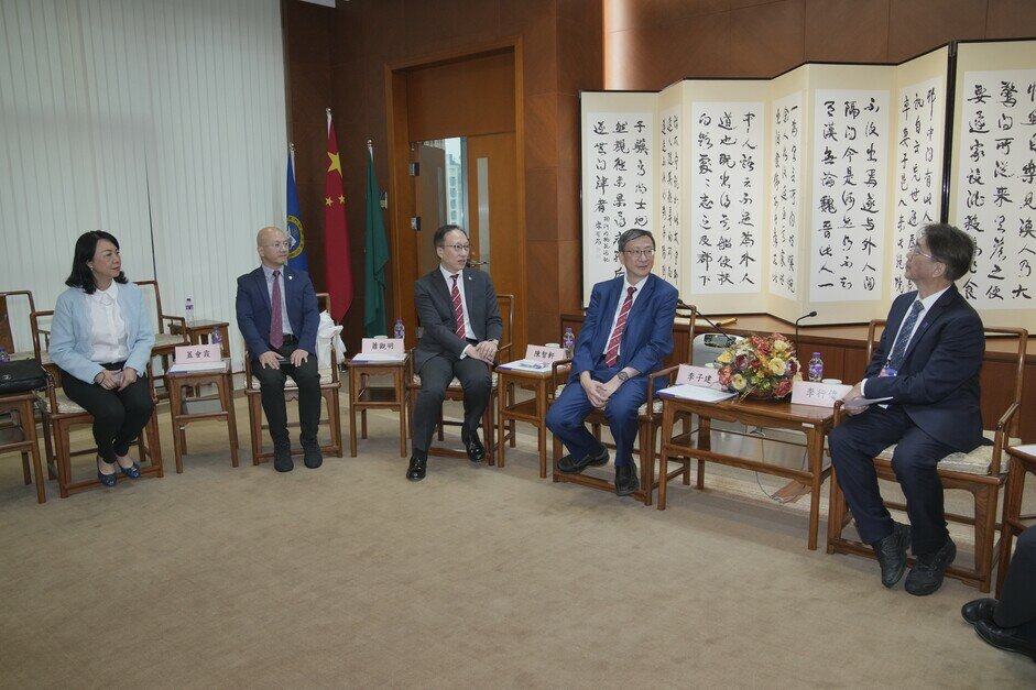 EdUHK President Professor John Lee Chi-Kin meets with Professor Joseph Lee Hun-wei, President of MUST