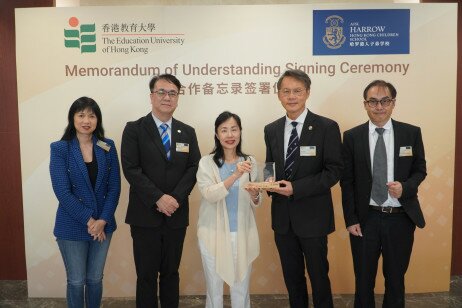 EdUHK present souvenirs to Harrow HKCS