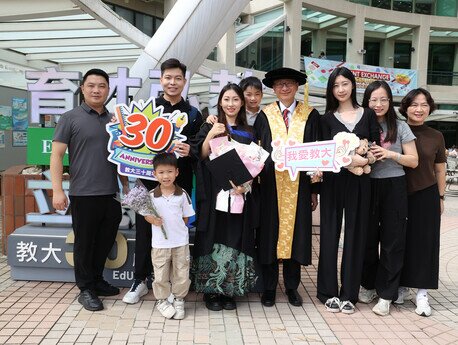 校長李子建教授到場祝賀各位同學圓滿完成學業，與畢業生及家長們一同分享畢業季的喜悅