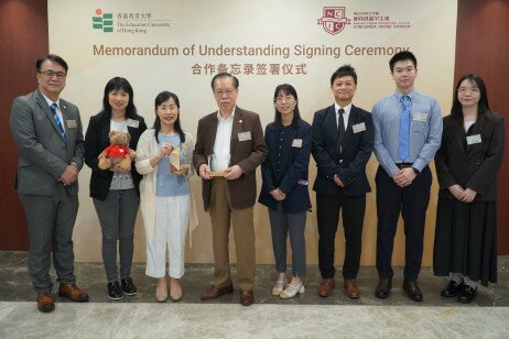 EdUHK representatives exchange souvenirs to Nanshan Chinese International College Concordia HKDSE Division