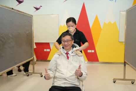 EdUHK President Professor John Lee Chi-Kin tries a neck and shoulder massage. The Expo features 11 booths and workshops