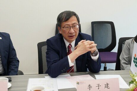 香港教育大學校長李子建教授在雙方合作計劃上交流商討