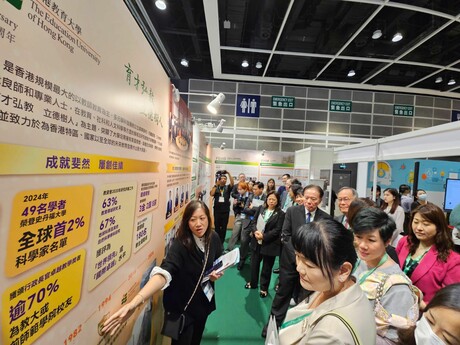 Dr David Wong Yau-kar, Chairman of the Education Commission and EdUHK Council Chairman, along with members of the Education Commission, visit the booth of EdUHK